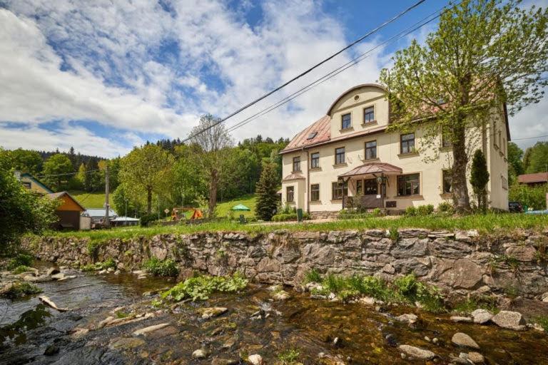 Bouda Morava Hotel Dolni Dvur ภายนอก รูปภาพ